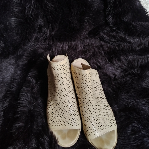 Shoes - Picture 4 of 5